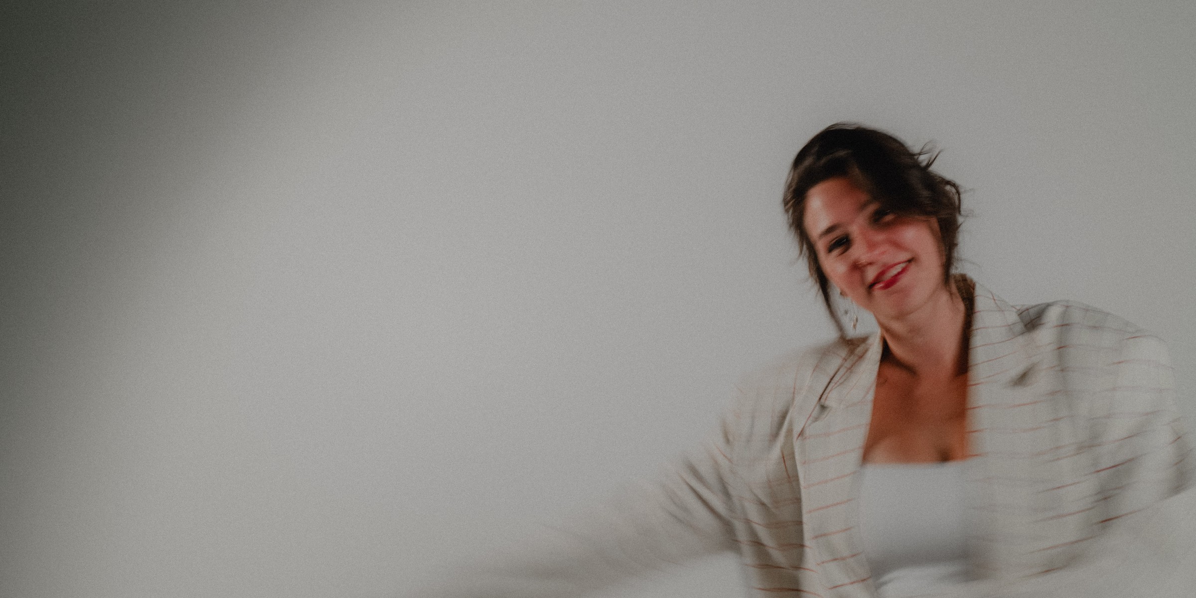 Carina in einer ruhigen, bewegten Portraitaufnahme